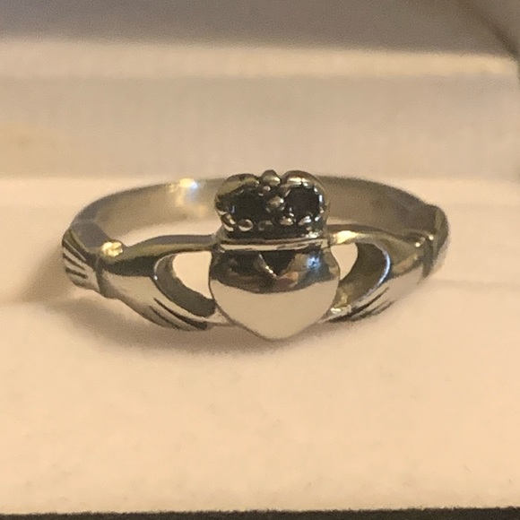 💚🖤COMPLETELY UNIQUE ONYX COLOURED CLADDAGH RING IN SIZE 8.5🖤💚 - Picture 4 of 4